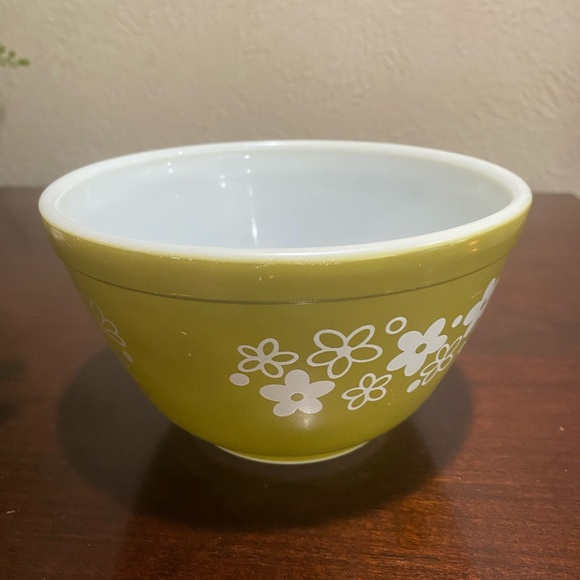 Vintage, Pyrex Nesting Bowl, Spring Blossom Green often Known as the Crazy Daisy - Picture 3 of 7